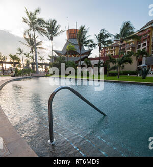 Ein Schwimmbad in einem luxuriösen Resort mit Palmen in Cancun, Mexiko. Stockfoto