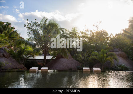 Ein Pool in einem luxuriösen Resort mit Palmen in Cancun, Mexiko. Stockfoto