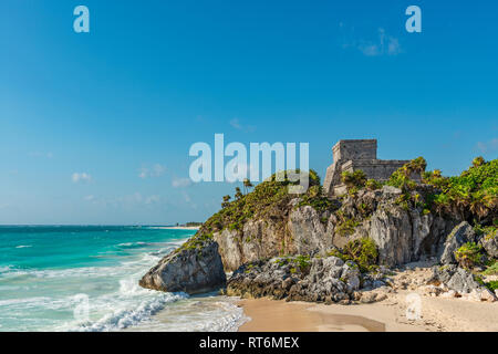 Der Gott der Winde Tempel der Maya Komplex von Tulum mit den Paradise Beach ruinieren, Quintana Roo, Yucatan, Mexiko. Stockfoto