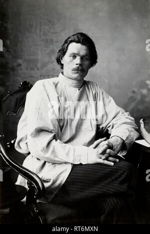 Portrait von Maxim Gorki in einem Sessel sitzend tragen ein helles Shirt Stockfoto