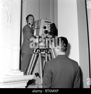 Die erste Sendung des finnischen Unabhängigkeitstag, 6.12.1957. Dieses Bild ist in die Residenz des Präsidenten in Helsinki. Kameramann Pentti Valkeala prüft Deutsche Fernseh GmbH Orthicon Kamera, Typ KIO. Stockfoto