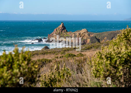 Wellen an Land entlang des Highway 1 und Kalifornien Big Sur Küste. Stockfoto