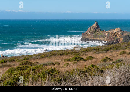 Wellen an Land entlang des Highway 1 und Kalifornien Big Sur Küste. Stockfoto