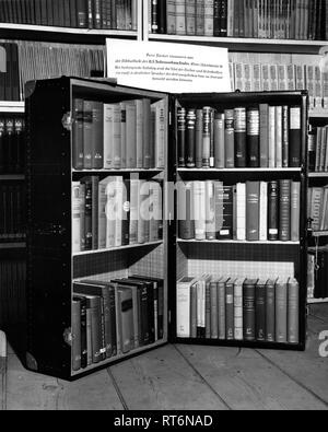 Februar 21, 1952 - Bücher aus innerhalb der fahrende Bibliothek in Wien, Österreich Stockfoto