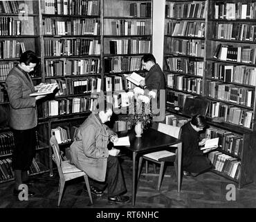 Die große Bibliothek enthält Bücher von jedem Feld und ist eine besondere Attraktion für Studenten in Graz. Stockfoto