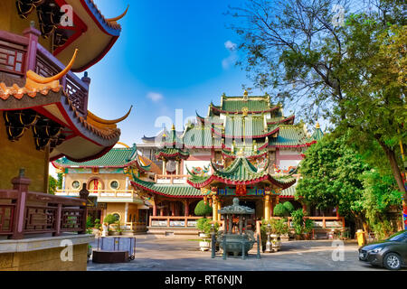 Die wichtigsten Gebäude auf Chee Chin Khor Tempelanlagen von der sittlichen Erhebend Gesellschaft gebaut, mit seitlichem Blick auf eine Pagode (l), Bangkok, Thailand Stockfoto