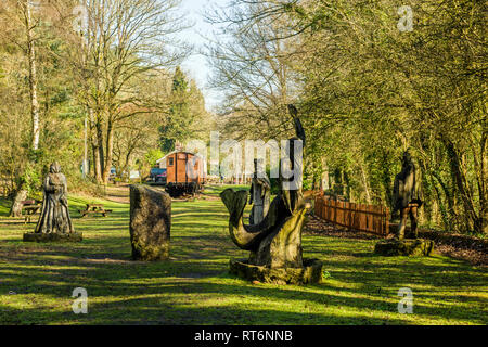 Die Schnitzereien der Walisischen zahlen Tintern Parva Bahnhof im Wye Valley AONB. Dieses ist ein schönes Picknick mit Annehmlichkeiten und Cafe. Stockfoto