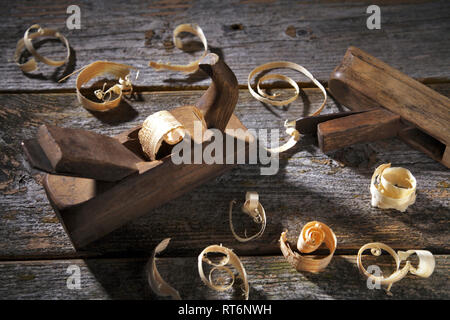 Alte hölzerne Hand Flugzeug für Holzbearbeitung und Zimmerei. Stockfoto