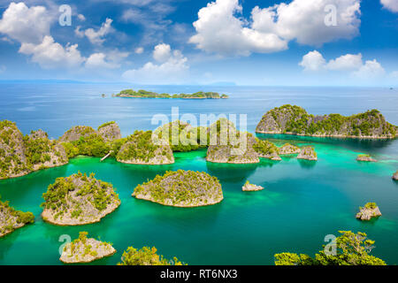 Luftaufnahme von Paradies Inseln im türkisblauen Meer mit Reef Islands Küste, die wunderschönen Lagunen. Indonesien Stockfoto