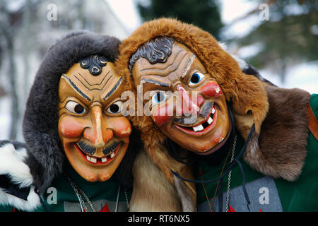 Nahaufnahme der beiden traditionellen Fasching, Karneval, Masken in Titisee, Deutschland Stockfoto