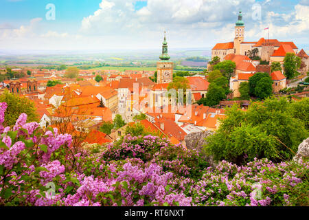 Die malerischen alten historischen europäischen Stadt mit Burg, Uhr und Blumen - Mikulov, Tschechischen, Europa Stockfoto