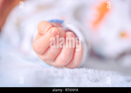 Neugeborenes Baby Soft - Fokus kleine Faust eines Säuglings mit einer alten analogen Kodachrome fühlen. Happy Muttertag Vatertag neues Baby oder parenting Konzept. Stockfoto