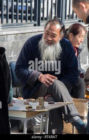 Asien, China, Peking, Mann plaiyng Schach Stockfoto