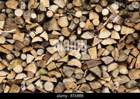 Nahaufnahme von Brennholz gestapelt bereit für den Winter Stockfoto