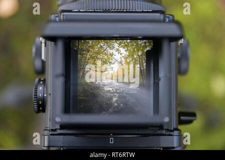 Blick durch den Sucher von Mamiya RZ 67 Medium format Film Kamera. Stockfoto