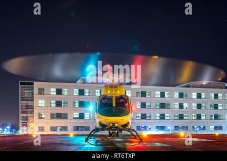 Ein Bell 429 für Abschlüsse an der Hubschrauberlandeplatz im Great Western Hospital verwendet. Stockfoto