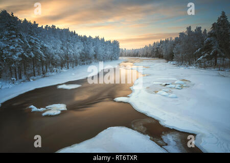 Zugefrorenen Fluss in der Nähe von Rovaniemi, Finnland. Stockfoto