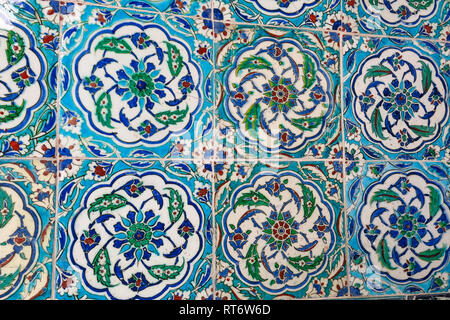 Alte handgemachte türkisch - osmanischen Fliesen im Topkapi Palast, Istanbul, Türkei Stockfoto