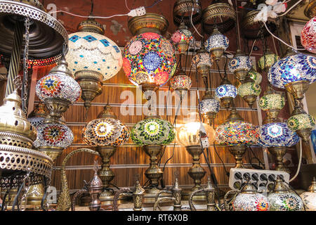 Handwerk und Haushaltsprodukte auf dem äußeren Basar in Istanbul Stockfoto