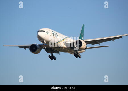 Pakistan International Airlines Boeing 777 AP-BHX Landung in London Heathrow Flughafen, Großbritannien Stockfoto