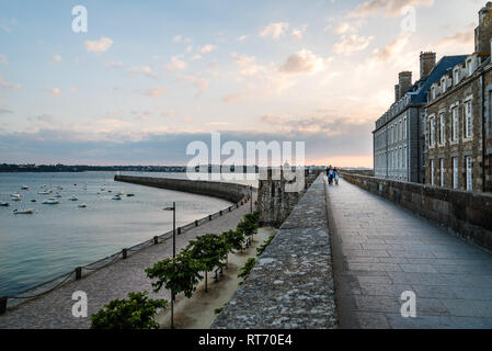 Saint Malo, Frankreich - 24. Juli 2018: Promenade auf Befestigungsmauern und das Stadtbild bei Sonnenuntergang. Bretagne, Frankreich Stockfoto