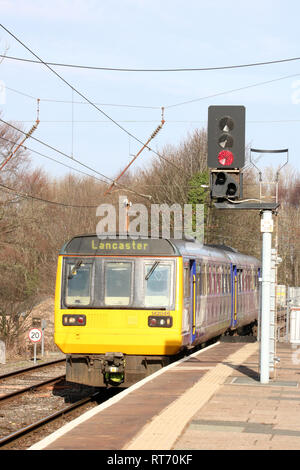 Klasse 142 Pacer diesel multiple Unit, Nummer 142 046, im Norden livery im Lancaster Bahnhof ankommen, Bahnsteig 2, am 25. Februar 2019. Stockfoto