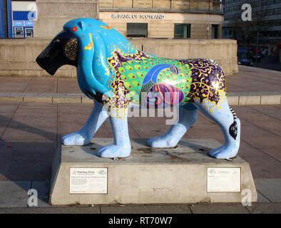 Superbia, Löwe Skulptur, bemalt von Maureen Rocksmoore, in der High Street, Paisley, Schottland Refrewshire, ursprünglich erstellt für Stolz von Paisley. Stockfoto