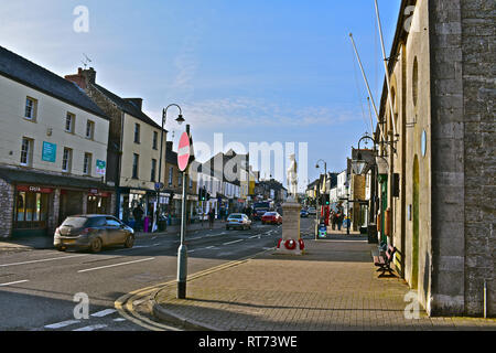 Blick auf die Straße von High Street Cowbridge von außerhalb des alten Rathauses mit dem War Memorial Statue eines Soldaten an die Front. Stockfoto