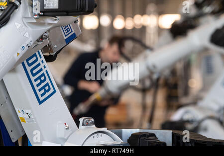 Bietigheim Bissingen, Deutschland. 26 Feb, 2019. Ein Mitarbeiter der Dürr AG Programme eine Versiegelung Roboter. Die Maschinenbauunternehmen Dürr seine jährliche Zahlen präsentiert, am 28. Februar. Credit: Marijan Murat/dpa/Alamy leben Nachrichten Stockfoto