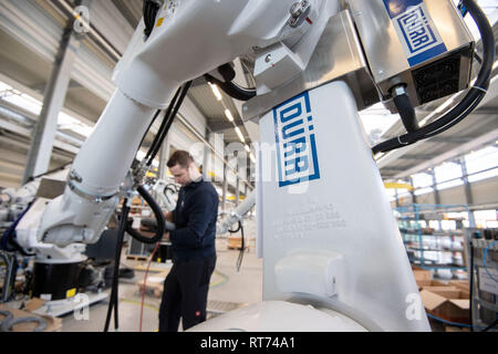 Bietigheim Bissingen, Deutschland. 26 Feb, 2019. Ein Mitarbeiter der Dürr AG Programme eine Versiegelung Roboter. Die Maschinenbauunternehmen Dürr seine jährliche Zahlen präsentiert, am 28. Februar. Credit: Marijan Murat/dpa/Alamy leben Nachrichten Stockfoto