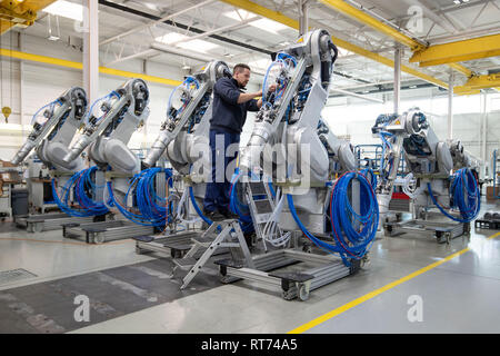 Bietigheim Bissingen, Deutschland. 26 Feb, 2019. Ein Mitarbeiter der Dürr AG baut ein Lackierroboter. Die Maschinenbauunternehmen Dürr seine jährliche Zahlen präsentiert, am 28. Februar. Credit: Marijan Murat/dpa/Alamy leben Nachrichten Stockfoto