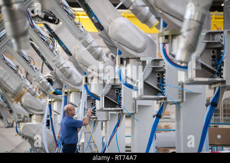 Bietigheim Bissingen, Deutschland. 26 Feb, 2019. Ein Mitarbeiter der Dürr AG baut ein Lackierroboter. Die Maschinenbauunternehmen Dürr seine jährliche Zahlen präsentiert, am 28. Februar. Credit: Marijan Murat/dpa/Alamy leben Nachrichten Stockfoto