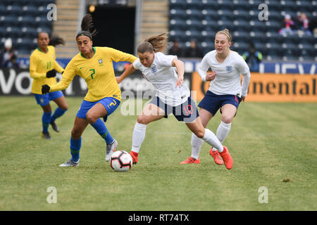 Chester, Pennsylvania, USA. 27 Feb, 2019. England's FRAN KIRBY, (10) kämpft für den ball mit Brasiliens ANDRESSA (7) Während des Spiels an Talen Energie Stadion in Chester, Pennsylvania Credit: Ricky Fitchett/ZUMA Draht/Alamy leben Nachrichten Stockfoto