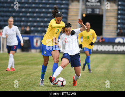 Chester, Pennsylvania, USA. 27 Feb, 2019. England's FRAN KIRBY, (10) kämpft für den ball mit Brasiliens ANDRESSA (7) Während des Spiels an Talen Energie Stadion in Chester, Pennsylvania Credit: Ricky Fitchett/ZUMA Draht/Alamy leben Nachrichten Stockfoto