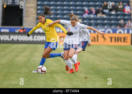 Chester, Pennsylvania, USA. 27 Feb, 2019. England's FRAN KIRBY, (10) kämpft für den ball mit Brasiliens ANDRESSA (7) Während des Spiels an Talen Energie Stadion in Chester, Pennsylvania Credit: Ricky Fitchett/ZUMA Draht/Alamy leben Nachrichten Stockfoto