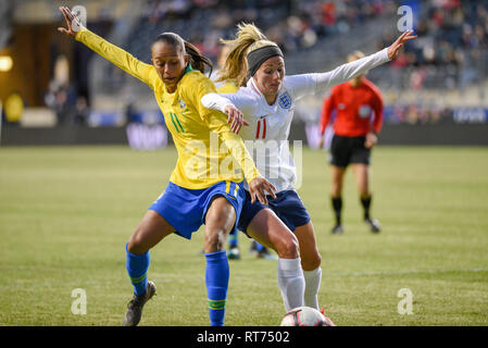 Chester, Pennsylvania, USA. 27 Feb, 2019. Brasiliens ADRIANA (11), die in Aktion gegen England's TONI DUGGAN (11) während das Spiel im Talen Energie Stadion in Chester, Pennsylvania Credit: Ricky Fitchett/ZUMA Draht/Alamy leben Nachrichten Stockfoto