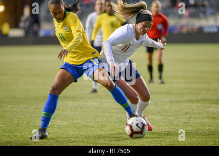 Chester, Pennsylvania, USA. 27 Feb, 2019. Brasiliens ADRIANA (11), die in Aktion gegen England's TONI DUGGAN (11) während das Spiel im Talen Energie Stadion in Chester, Pennsylvania Credit: Ricky Fitchett/ZUMA Draht/Alamy leben Nachrichten Stockfoto