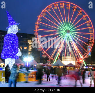 03. Februar 2019, Sachsen, Leipzig: In der Mitte der Stadt, viele Skater tummeln sich auf der Runde Eisbahn vor dem Opernhaus. Bis Anfang März, Sportler werden in der Lage sein, eine Tour durch die großen blauen 'Eisaugust' auf einer Gesamtfläche von 960 Quadratmetern vor ein Riesenrad. Das System bietet bis zu 29 Grad plus Eis Sicherheit. Foto: Waltraud Grubitzsch/dpa-Zentralbild/ZB Stockfoto