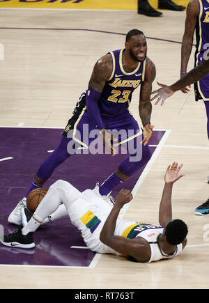 Februar 27, 2019 - Los Angeles, Kalifornien, USA - Los Angeles LakersÃ • LeBron James (23) reagiert ein Anruf während eines NBA Basketball Spiel zwischen den Los Angeles Lakers und New Orleans Pelikane Mittwoch, Februar 27, 2019, in Los Angeles. (Bild: © Ringo Chiu/ZUMA Draht) Stockfoto