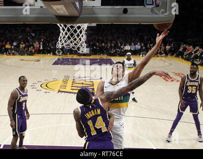 Februar 27, 2019 - Los Angeles, Kalifornien, USA - New Orleans Pelikane' Frank Jackson (15) geht in den Warenkorb während verteidigt durch Los Angeles LakersÃ • Brandon Ingram (14) Während ein NBA Basketball Spiel zwischen den Los Angeles Lakers und New Orleans Pelikane Mittwoch, Februar 27, 2019, in Los Angeles. (Bild: © Ringo Chiu/ZUMA Draht) Stockfoto