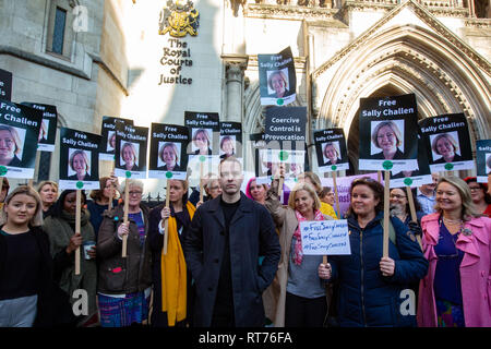 High Court, London, UK. 27. Feb 2019. Sally's Sohn, David Challen (Mitte) mit Demonstranten. Protest vor dem hohen Gericht in Unterstützung von Sally Challen, die ihren Mann zum Tod mit einem Hammer niederknüppelte. Georgina Challen, bekannt als Sally, sagt, dass sie 61 Jahre alten Richard im August 2010 getötet, nachdem Jahre kontrolliert wird und von Ihm gedemütigt. Ihr Sohn David Challen führt die protestieren. Das berufungsgericht ist ein Wahrzeichen Mordüberzeugung Herausforderung. Sie erlitt Jahrzehnte von Zwangsmaßnahmen, eine Form von häuslicher Gewalt, die Streifen Opfer ihrer Freiheit und Freiheit zu hören. Credit: Tommy London/Alamy Stockfoto