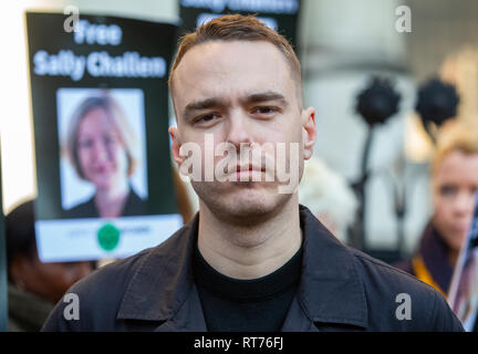 High Court, London, UK. 27. Feb 2019. Sally's Sohn, David Challen Protest außerhalb der Hohe Gerichtshof in Unterstützung von Sally Challen, die ihren Mann zum Tod mit einem Hammer niederknüppelte. Georgina Challen, bekannt als Sally, sagt, dass sie 61 Jahre alten Richard im August 2010 getötet, nachdem Jahre kontrolliert wird und von Ihm gedemütigt. Ihr Sohn David Challen führt die protestieren. Das berufungsgericht ist ein Wahrzeichen Mordüberzeugung Herausforderung. Sie erlitt Jahrzehnte von Zwangsmaßnahmen, eine Form von häuslicher Gewalt, die Streifen Opfer ihrer Freiheit und Freiheit zu hören. Credit: Tommy London/Alamy leben Nachrichten Stockfoto