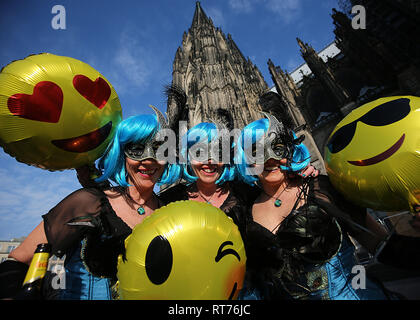 Köln, Deutschland. 28.Februar 2019. Karnevalisten mit Ballons stehen vor der Kathedrale. Weiberfastnacht läutet traditionell den Beginn der Straßenkarneval. Foto: Oliver Berg/dpa Quelle: dpa Picture alliance/Alamy leben Nachrichten Stockfoto