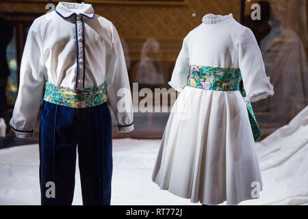 Windsor, Großbritannien. 28 Feb, 2019. Eine Brautjungfer und Pageboy Outfit von der Londoner Designerin für Kinder Amaia Kids, die auf Anzeige wird mit den anderen Elemente aus der Hochzeit Ausstattungen von Prinzessin Eugenie und Herr Jack Brooksbank im Schloss Windsor vom 1. März bis 22. April. Die Highlights der Ausstellung gehören Prinzessin Eugenie's Wedding Dress erstellt von Peter Pilotto und Christopher De Vos der Britischen label Peter Pilotto und die greville Emerald Kokoshnik Tiara. Credit: Mark Kerrison/Alamy leben Nachrichten Stockfoto