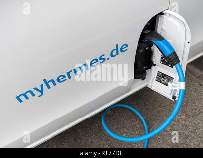 Hamburg, Deutschland. 28 Feb, 2019. Ein Lieferwagen mit elektrischem Antrieb vom Service Hermes vor einer neu in Betrieb genommene Logistikzentrum im Stadtteil Billbrook steht. Credit: Daniel Bockwoldt/dpa/Alamy leben Nachrichten Stockfoto