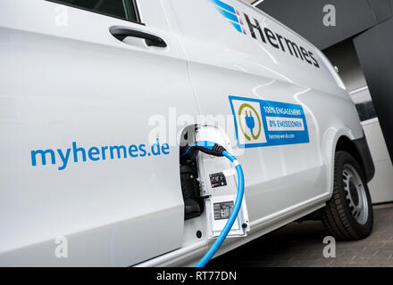 Hamburg, Deutschland. 28 Feb, 2019. Ein Lieferwagen mit elektrischem Antrieb vom Service Hermes vor einer neu in Betrieb genommene Logistikzentrum im Stadtteil Billbrook steht. Credit: Daniel Bockwoldt/dpa/Alamy leben Nachrichten Stockfoto