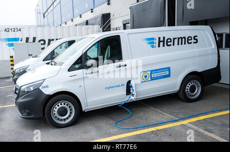 Hamburg, Deutschland. 28 Feb, 2019. Ein Lieferwagen mit elektrischem Antrieb vom Service Hermes vor einer neu in Betrieb genommene Logistikzentrum im Stadtteil Billbrook steht. Credit: Daniel Bockwoldt/dpa/Alamy leben Nachrichten Stockfoto