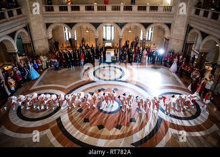 28. Februar 2019, Bayern, München: Guard Mädchen tanzen im Kuppelsaal der Staatskanzlei. Ministerpräsident Söder empfangenen Delegationen von Karneval, Fasching und Karneval Vereine im Kuppelsaal des Ministeriums. Foto: Lino Mirgeler/dpa Stockfoto