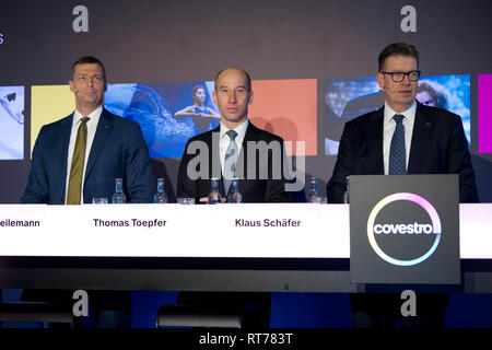 Von links: dr. Markus STEILEMANN, Chief Executive Officer, CEO, Dr. Ing. Thomas TOEPFER, Mitglied der Geschäftsleitung, CFO, Chief Financial Officer, Dr. Ing. Klaus Schaefer, Schvssfer, Mitglied der Geschäftsleitung, Chief Technology Officer, A® Bilanzpressekonferenz der COVESTRO AG in Düsseldorf am 26.02.2019. € | Nutzung weltweit Stockfoto