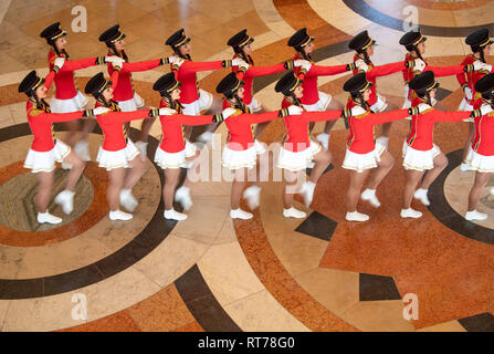28. Februar 2019, Bayern, München: Guard Mädchen tanzen im Kuppelsaal der Staatskanzlei. Ministerpräsident Söder empfangenen Delegationen von Karneval, Fasching und Karneval Vereine im Kuppelsaal des Ministeriums. Foto: Lino Mirgeler/dpa Stockfoto